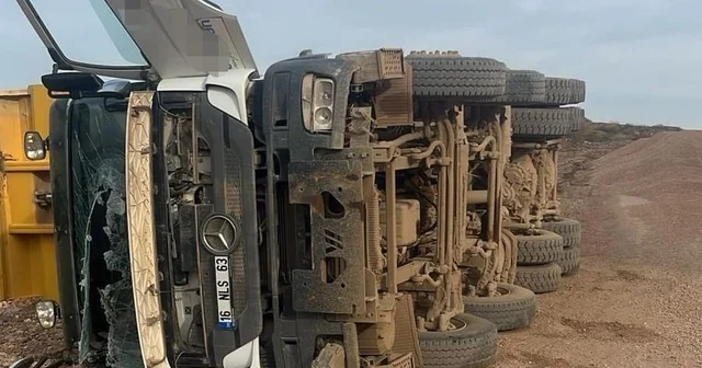 Yük boşaltırken devrilen hafriyat kamyonun sürücüsü ağır yaralandı Bursa Haberleri