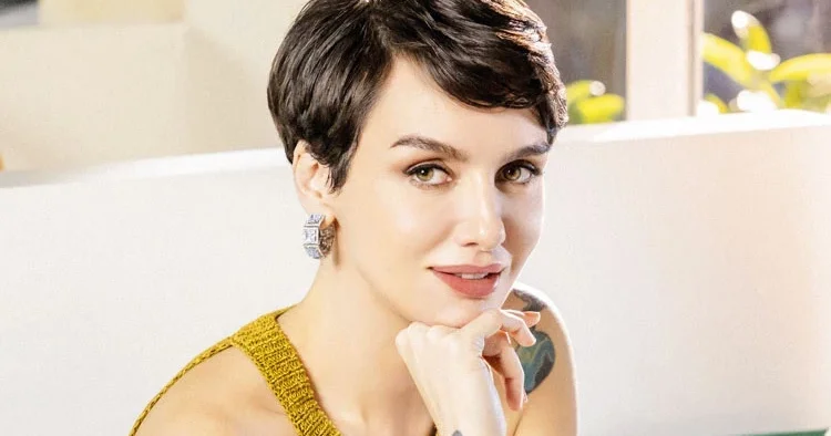 Birce Akalay ın ehliyetine el koyuldu