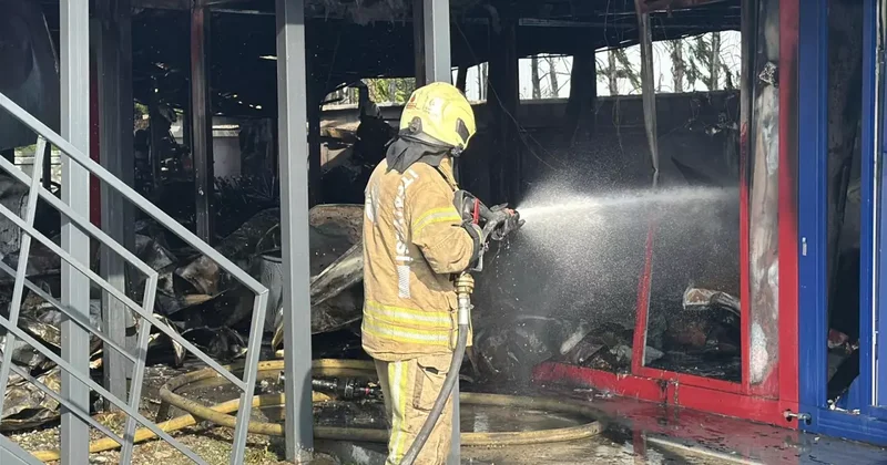 İstanbul da bir üniversite kampüsünde yangın!