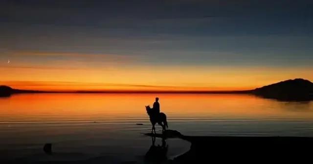 Van Gölü nün günbatımı güzelliği atlı silüetle taçlandı VİDEO İZLE