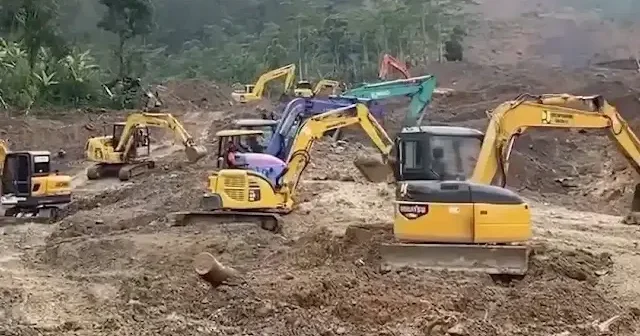 Endonezya daki toprak kaymalarında bilanço ağırlaşıyor: Ölü sayısı 31 e kayıp sayısı 20 ye yükseldi VİDEO İZLE