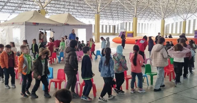 Mobil Çocuk Dostu Alan Tırı, Emek Mahallesi nde kuruldu Eskişehir Haberleri