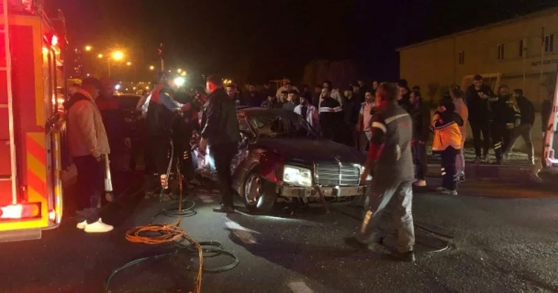 Tur otobüsü ve otomobil çarpıştı: 2 ölü 3 yaralı