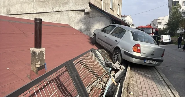 Park halindeki hafif ticari araca çarpan otomobil, evin çatısına çıktı Kocaeli Haberleri