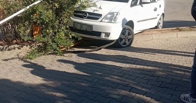 Hastane bahçesine girmek isteyen sürücü refüje çıktı Siirt Haberleri