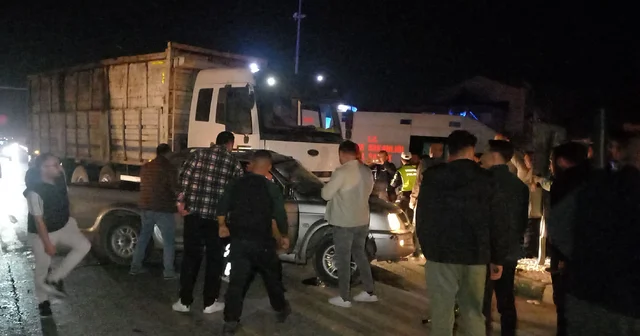 Manisa da kamyonla pikabın çarpıştığı kazada 4 kişi yaralandı Manisa Haberleri