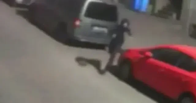 Bahçelievler de kapkaç yöntemiyle çanta ve cep telefonu gasbeden şüpheli tutuklandı VİDEO İZLE