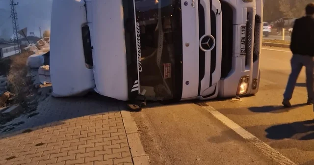 Bingöl de saman yüklü kamyon devrildi Bingöl Haberleri