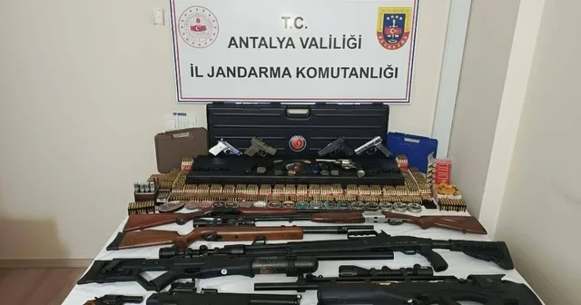Kemer de jandarmanın operasyon düzenlediği evden çok sayıda silah çıktı Antalya Haberleri