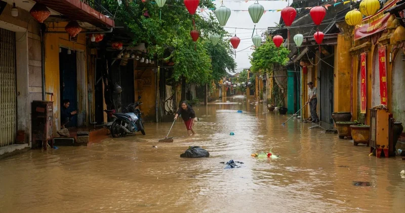 Vietnam da şiddetli yağışların neden olduğu sellerde 55 kişi hayatını kaybetti