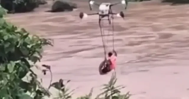 Vietnam daki şiddetli sel yüzünden nehirde mahsur kalan adam dronla kurtarıldı VİDEO İZLE