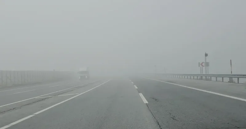 Bitlis te yoğun sis etkili oldu: Görüş mesafesi sıfıra düştü
