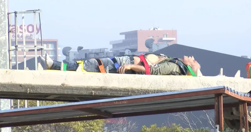 Küçükçekmece de 18 metre derinlikteki tünelde kaza geçiren işçi vinçle çıkarıldı