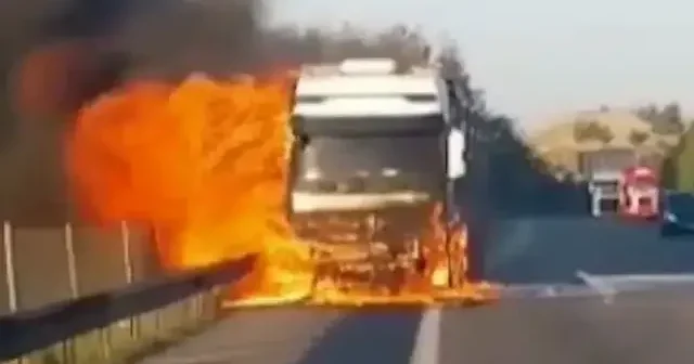 Osmaniye’de otoyolda alev alan TIR yandı VİDEO İZLE