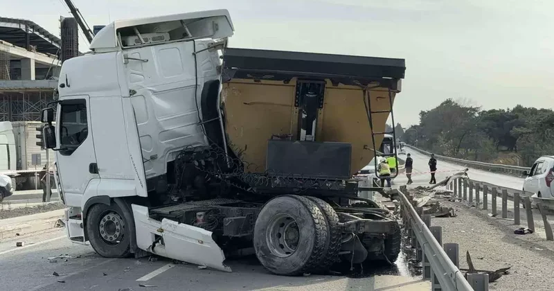 Arnavutköy’de iki kamyon çarpıştı: Sürücü araç içinde sıkıştı