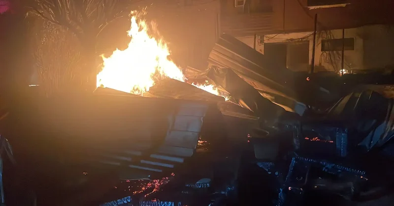 Bursa da 3 katlı binanın teras katındaki kafede yangın