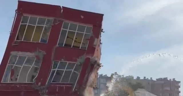 Mersin de 2 katlı bina titreşimle yıkıldı Mersin Haberleri