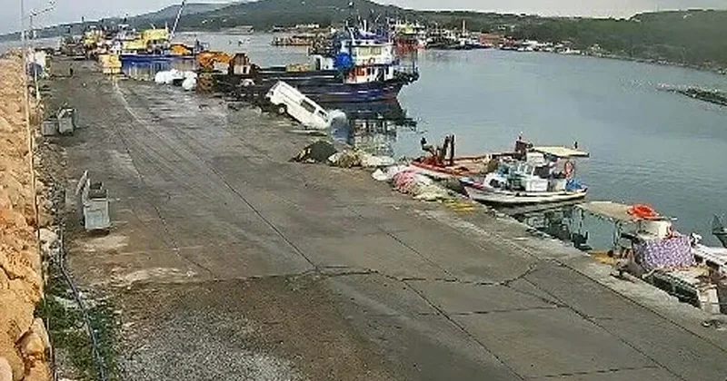 Aydın da feci kaza! Kamyonet denize uçtu