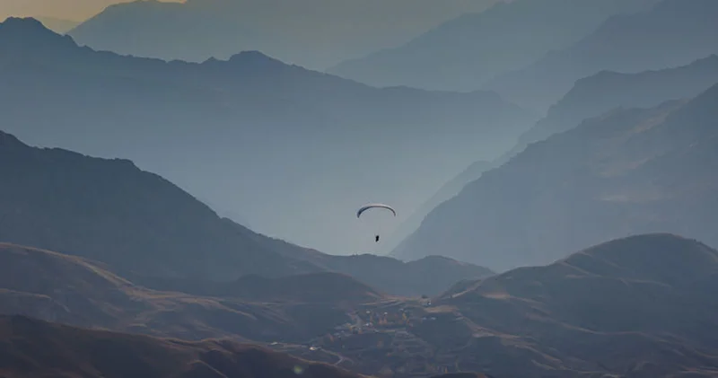 Hakkari semaları yamaç paraşütüyle renkleniyor