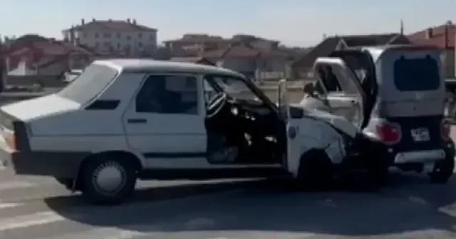 Çorum da otomobil ile elektrikli araç çarpıştı VİDEO İZLE