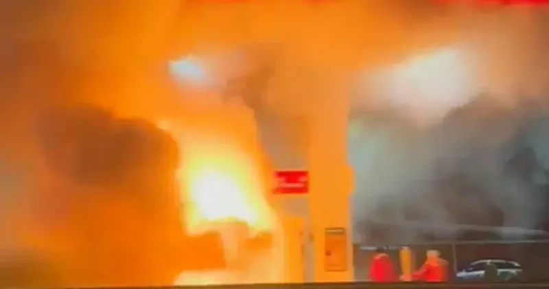 Çekmeköy de otomobil akaryakıt istasyonuna daldı; 2 otomobil yandı