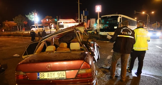 Nevşehir de turistleri taşıyan otobüs ile otomobil çarpıştı: 2 ölü, 3 yaralı Nevşehir Haberleri