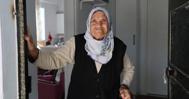 Depremde 41 ev ağır hasar almıştı, yıkılıp yapıldı: 90 yaşındaki Fatma nine yeni evinde