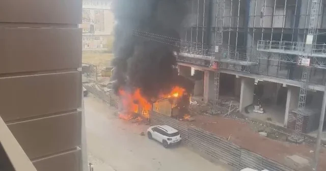 İnşaatın önündeki konteyner yandı Kocaeli Haberleri