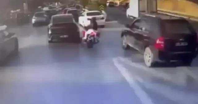 Maltepe de motosiklet otomobile çarptı VİDEO İZLE