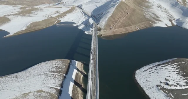 Turnaçayırı Barajı nda masalsı kış: Kar yağışı manzarayı değiştirdi Erzincan Haberleri