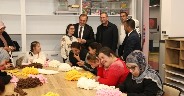 Özel kız öğrencilerinin el emeği atkıları, sevgi evlerindeki çocukları ısıttı Kayseri Haberleri