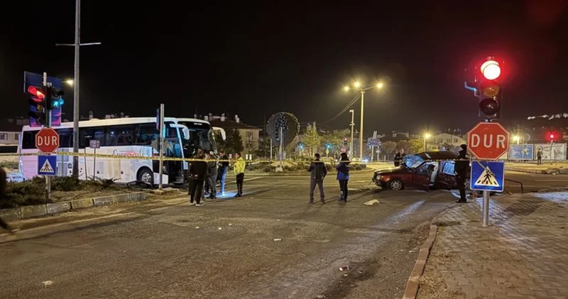 Nevşehir de tur otobüsü ile çarpışan otomobilde 2 kişi öldü, 3 kişi yaralandı