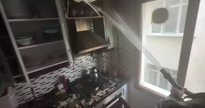 Avcılar da ocakta unutulan yemek yangına neden oldu; anne ve 2 çocuğu hastaneye kaldırıldı