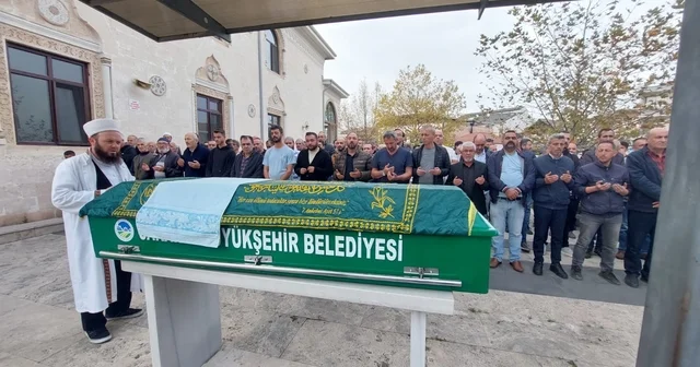 Aynı kazada ölüm ayırdı: Anne dün, oğlu bugün son yolculuğuna uğurlandı Anne olay yerinde, oğlu hastanede yaşamını yitirmişti: Birer gün arayla toprağa verildiler Sakarya Haberleri