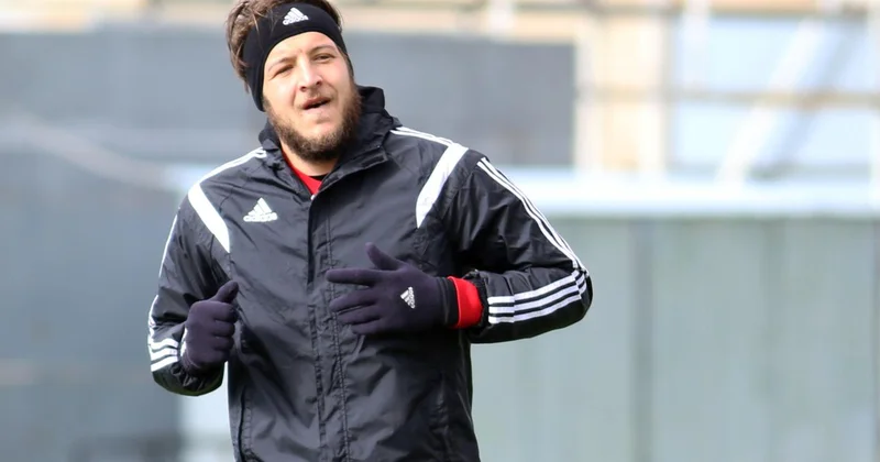 Eski futbolcu Batuhan Karadeniz hakkında yasa dışı bahsi özendirmekten kırmızı bülten karar