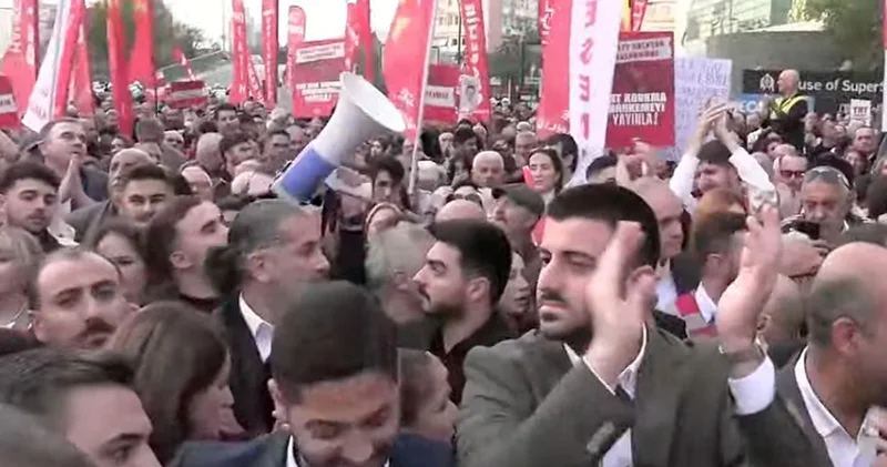 CHP İstanbul İl Başkanlığı nın TRT ye yürüyüşüne polis engeli: TOMA’larla ve polisle Anayasal hakkımız engelleniyor