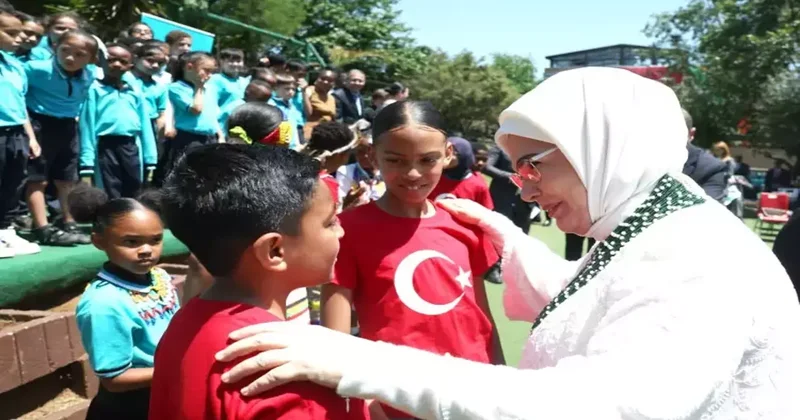 Emine Erdoğan, Güney Afrika da Uluslararası Maarif Okulu nu ziyaret etti
