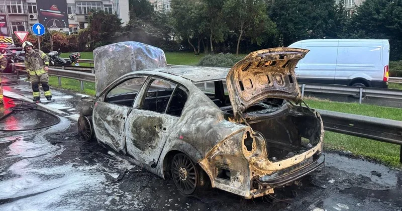 Seyir halindeki araç yandı, trafik yoğunluğu oluştu
