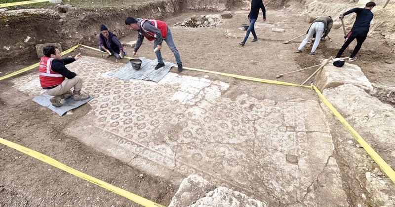 Temelden mozaik çıktı