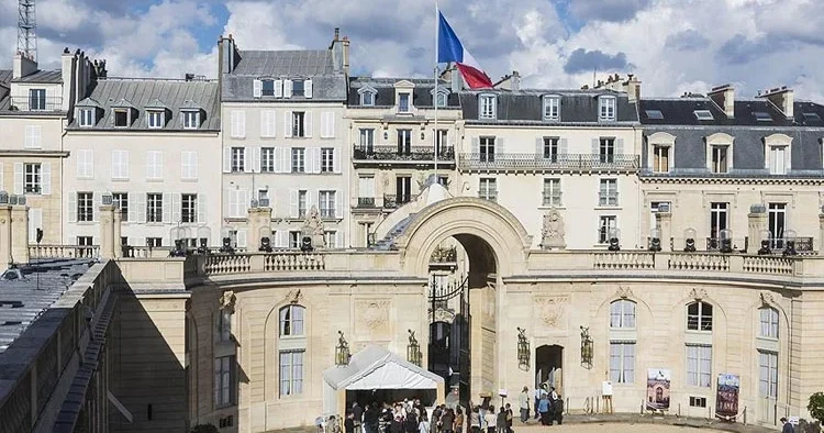 Fransa da şimdi de saray soyuldu Baş kahya fark etti