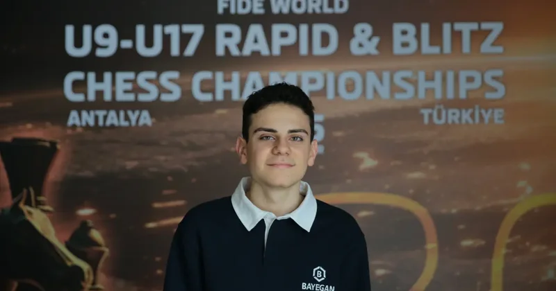 Satranç büyükustasından odaklanma taktiği: Eliyle göz çevresini kapatıyor