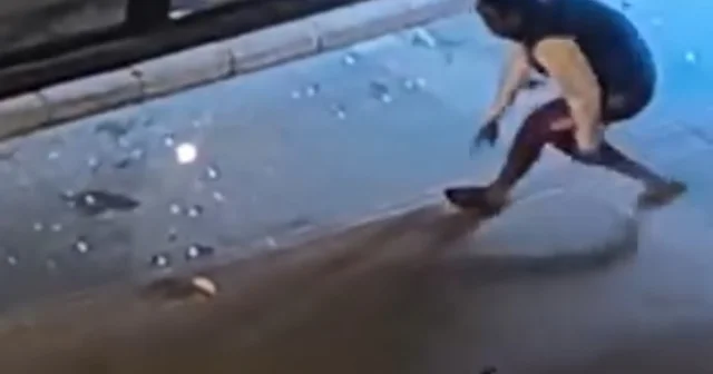 Taşla park halindeki otomobiller ile iş yerlerinin camlarını kırdı Hatay Haberleri