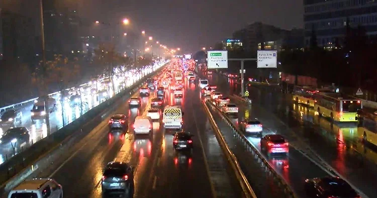 İstanbul haftaya yağmurla başladı, trafik kilit!