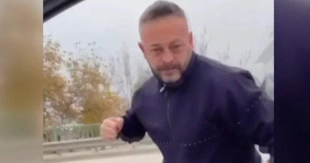 Trafikte takip edip sıkıştırdığı belediye meclis üyesinin otomobiline saldırdı; o anlar kamerada Bursa Haberleri