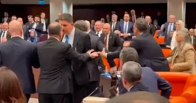 TBMM de milletvekilleri kavga etti: Kavganın çıkış anı kamerada VİDEO İZLE