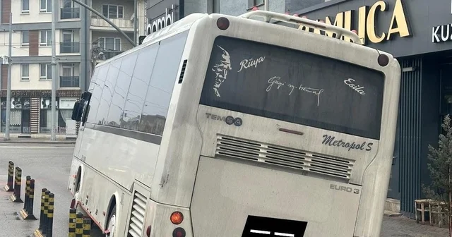 Minibüs caddedeki çukur yüzünden az kalsın devriliyordu AK Parti Tepebaşı İlçe Başkanı Serhat Tunç: Bir şehir çukura batıyorsa bunun adı hizmet değil, Hayat Tepebaşı nda sloganının iflasıdır Eskişehir Haberleri