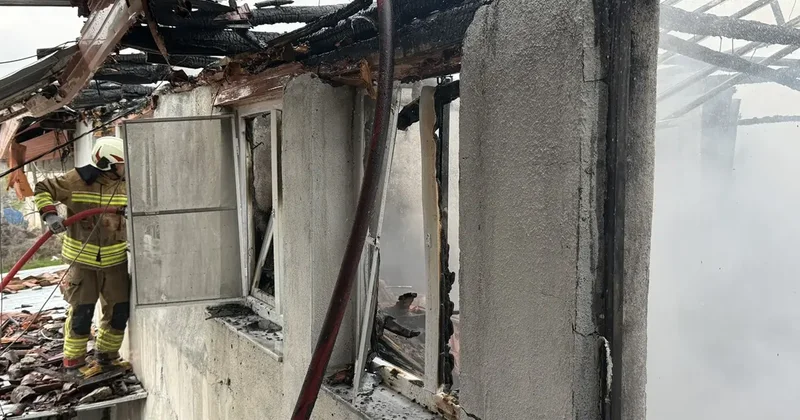 Manisa da çıkan yangında 1 ev kullanılamaz hale geldi