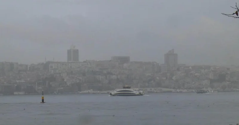 İstanbul da yağmur bardaktan boşalırcasına yağdı: Göz gözü görmedi!