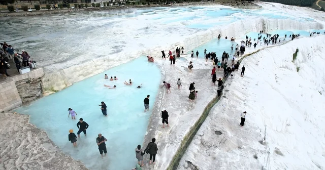 Pamukkale 2026 yı dolu dolu karşılıyor Yılbaşında yerli ve yabancı turistten Pamukkale ve Karahayıt a yoğun ilgi Denizli Haberleri