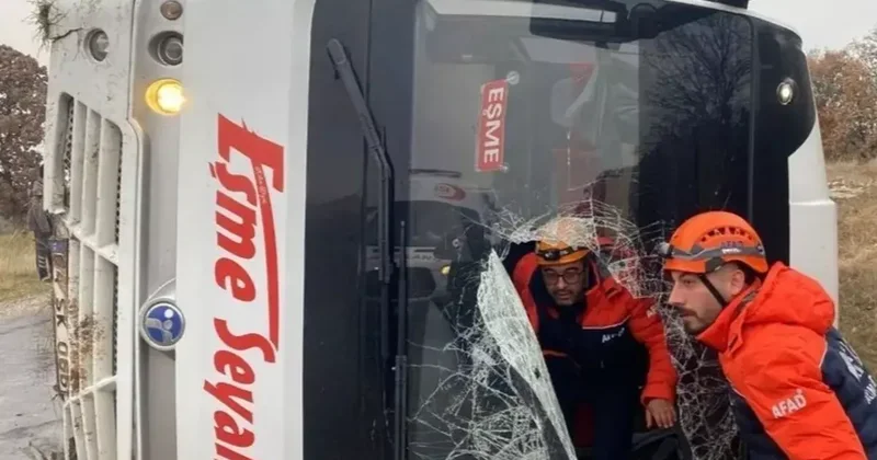 Uşak’ta yolcu taşıyan midibüs yan yattı: 5 yaralı